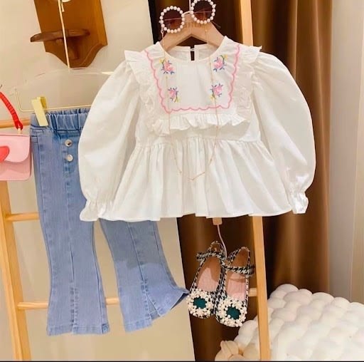Conjunto jeans claros blusa blanca flores - Conjuntos Set x3 (foto 3)
